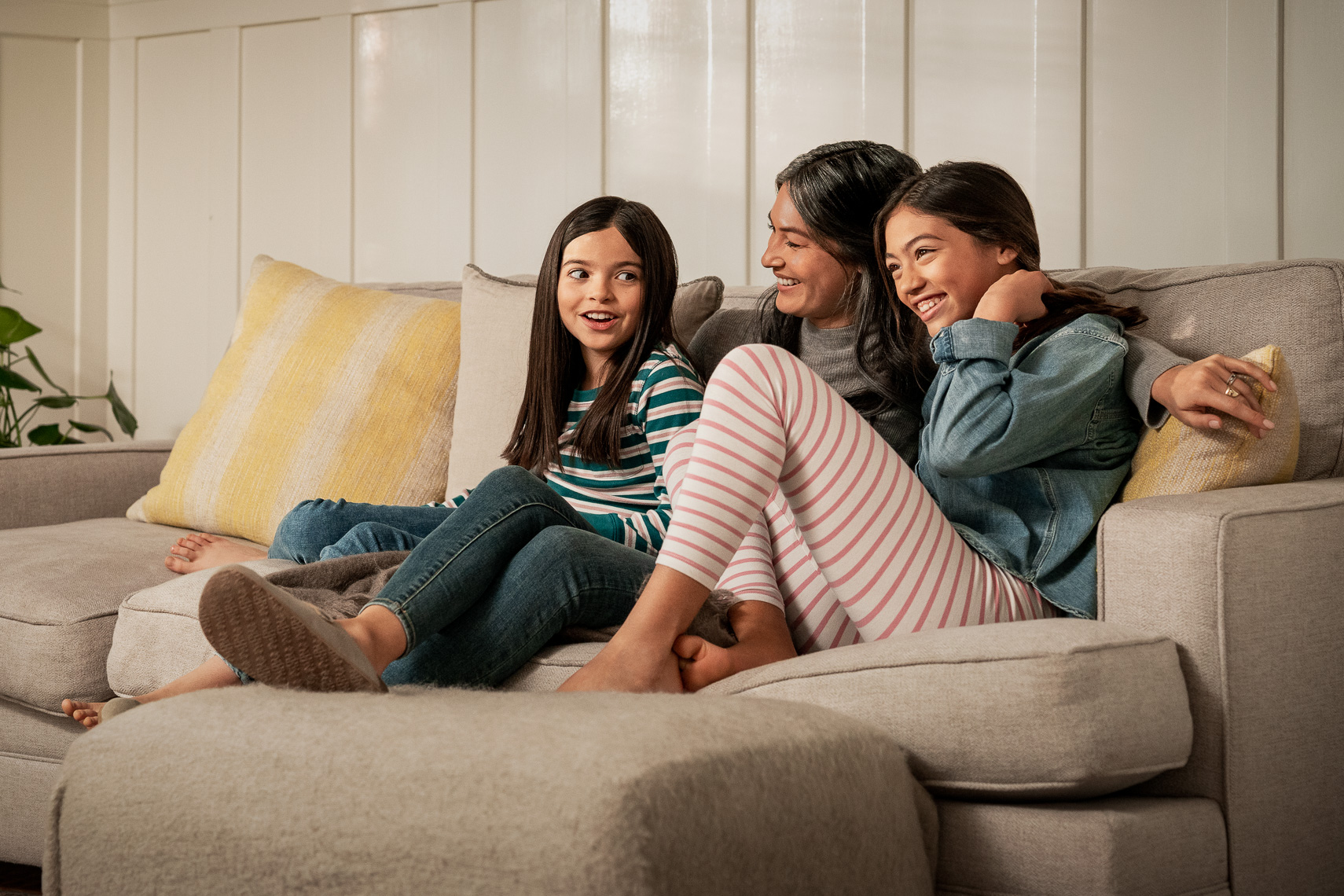 mother_and_daughters_sofa_0051_OG_V10-2020V1